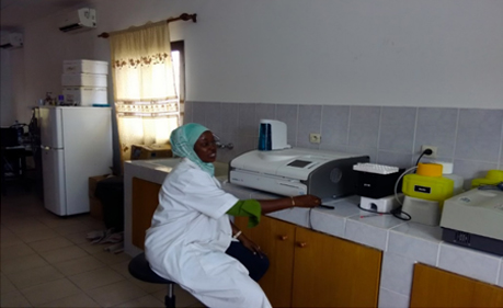 Cliché: Dr Dieudonné NTINTE, 2017 | Cette photo présente le laboratoire d’analyse médicale du Service de  Santé de la DGMM. 